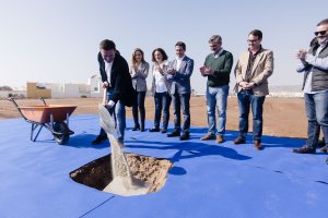 Javier A. García, en la primera piedra del futuro pabellón de Balanegra.