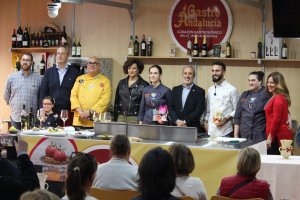 Miembros de la organización con autoridades y chefs invitados al término de un acto en ‘Gastroandalucía’.