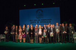 Foto de familia al acabar el acto del 28-F.