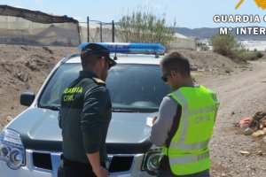 Agentes de la Guardia Civil en una operación anterior entre invernaderos.