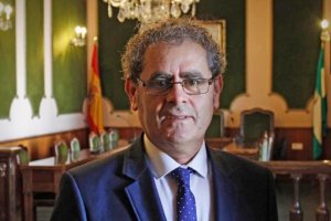 Antonio Torres en el salón de plenos del consistorio virgitano.