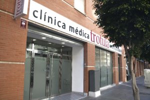 fotografía de la fachada de la clínica, situada en Av. Ntra. Sra. de Montserrat, 74, 04006, Almería.