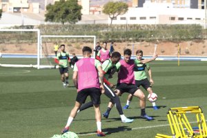 Presión a Álvaro Giménez en el partidillo.