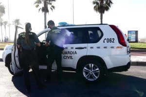 El detenido, vestido totalmente de negro, llevaba capucha.