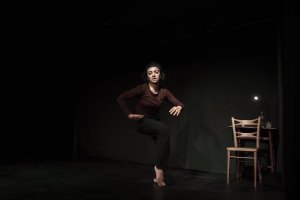 Lula Amir desplegó un sólido trabajo coreográfico para profundizar en un tema imperecedero, como es el miedo existencial.