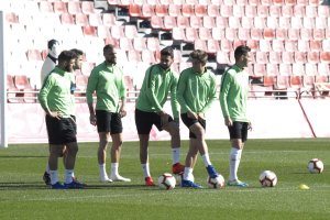 Calentamiento del equipo con Víctor Fortes.