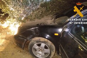 Aspecto del vehículo, tras chocar con unos olivos.