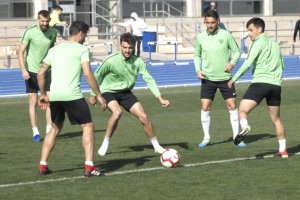 Andoni López, en el centro de la imagen, regresa a la convocatoria del Almería.