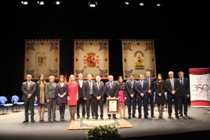 Fotografía de familia de homenajeados y autoridades realizada en el acto del pasado año.