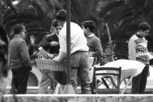 Uno de los vendedores que recorría los domingos la zona del Parque, con su cesta de mimbre cargada de caramelos y chucherías.