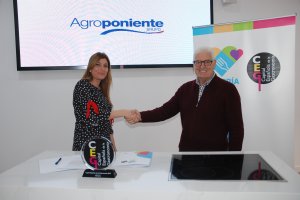 Carolina Lafita y Francisco López Martínez en la firma del convenio.
