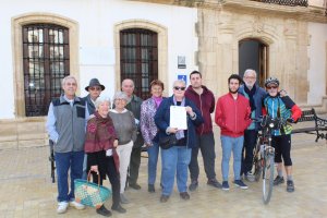 Entrega de firmas en el Ayuntamiento.