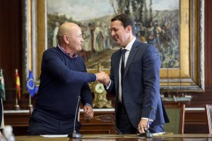 El nuevo consejero y el presidente de Diputación.