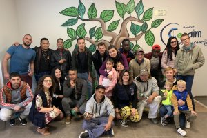 Participantes en la actividad y responsables de Cepaim junto a Nauni.