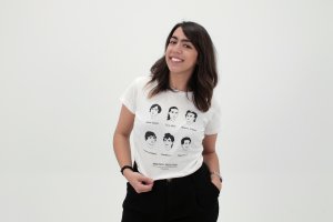 Ángela Espejo muestra su original camiseta.