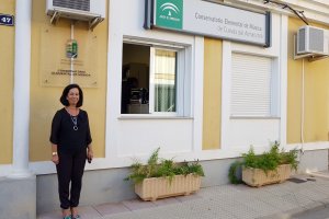 La concejala de Educación de Cuevas, Ana María Castro, en el conservatorio.