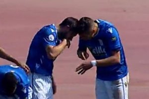 Los jugadores del Melilla celebrando de esta manera el gol.