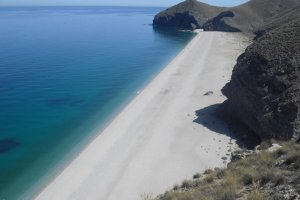 Imagen de la playa de Los Muertos, en Carboneras, en el Parque Natural Cabo de Gata.