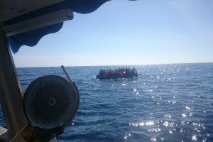 Rescate de ua patera en Alborán. Salvamento Marítimo