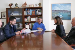 Firma del acuerdo entre el alcalde y el responsable de EjidoMotor.