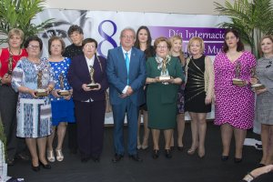 Entrega de galardones a destacadas mujeres el municipio llevada a cabo durante la cena de la mujer en Vícar.