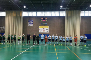 Las jugadoras saludando en la pista.