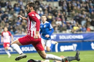 Iván Martos en el partido de su debut en el Liga, en concreto en Oviedo.