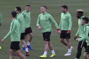 Demirovic, en el centro, durante un entrenamiento con el Almería.