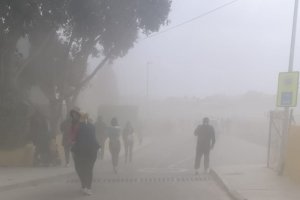 Tormenta de arena provocada frente al CEIP San Indalecio.