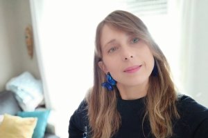 Lola con uno de los pendientes de Mariquita Loca.