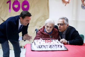 María Ferrer sopla su tarta de cumpleaños.