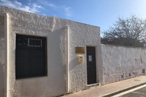 Fachada del local que el Ayuntamiento cederá a Correos para la puesta en marcha de la oficina.