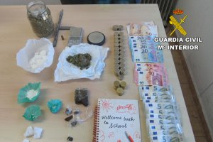 Estupefacientes, dinero y otros objetos encontrados en la vivienda de Viator.