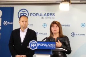 Rosalía Espinosa y Ramón Herrera, parlamentarios del PP, este viernes en rueda de prensa.
