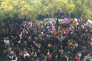 Aspecto parcial de la concentración de este mediodía en Plaza del Educador.