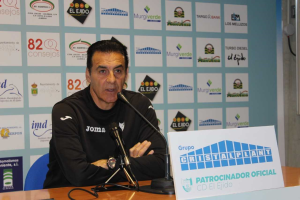 El entrenador celeste en rueda de prensa.