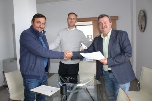 Firma del acuerdo para la compra de los terrenos.