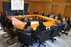 Desarrollo de la reunión con los comerciantes llevada a cabo en la sala de juntas del consistorio ejidense.