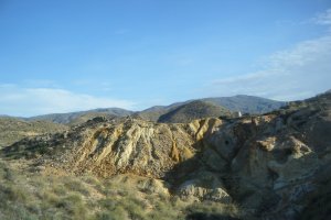 Escombreras con restos de explotaciones llevadas a cabo el siglo pasado en la Islica y Llano de San Antonio.