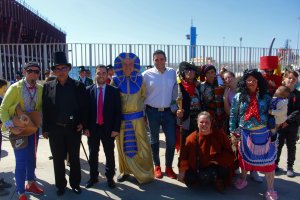 El concejal de Cultura, el pregonero del Carnaval y concejal, el presidente de Femaca y los Bisbales.