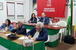 Al fondo, el candidato y alcalde del PSOE, Antonio Fernández.