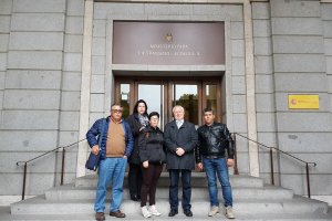 Miembros de la Plataforma en la sede del Ministerio.