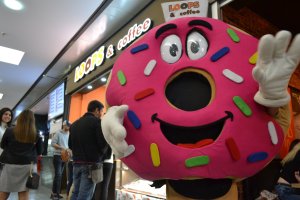 La mascota de la marca ha animado a los primeros clientes de la franquicia (Facebook Loops and Coffee).