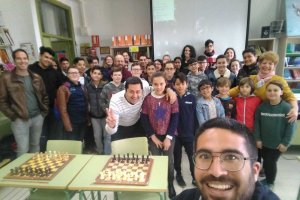 Los finalistas miran a la cámara.