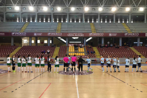 Las jugadoras saludando en el centro de la pista.