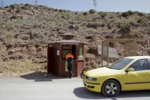 Punto de control del acceso a las playas del Poniente de San José.