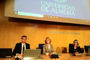 Esperanza Aguirre, en el centro, este miércoles en la UAL.