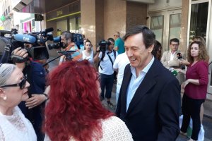 Rafael Hernando, ante la puerta de la sede del PP de Almería.