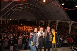 La alcaldesa de Benahadux y concejalas de su equipo de Gobierno previo al concierto del multitudinario concierto de Camela.