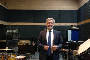 Alfonso Maribona atiende a LA VOZ en el lugar donde ensaya la Banda Municipal de Almería.
